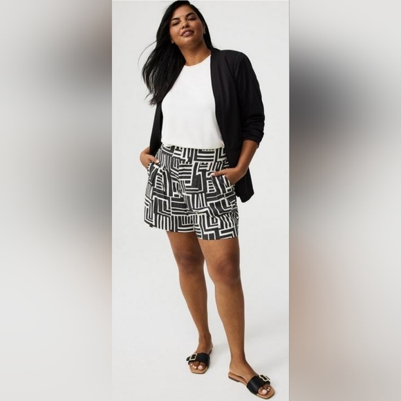 NWOT Torrid Black and White Patterned Women Shorts, SZ 22 - Picture 1 of 6